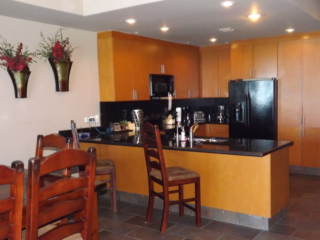 Eating and bar area in the kitchen