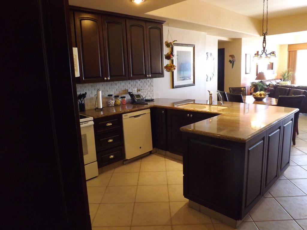 Beautiful eat-in kitchen, complete with dishwasher and range!