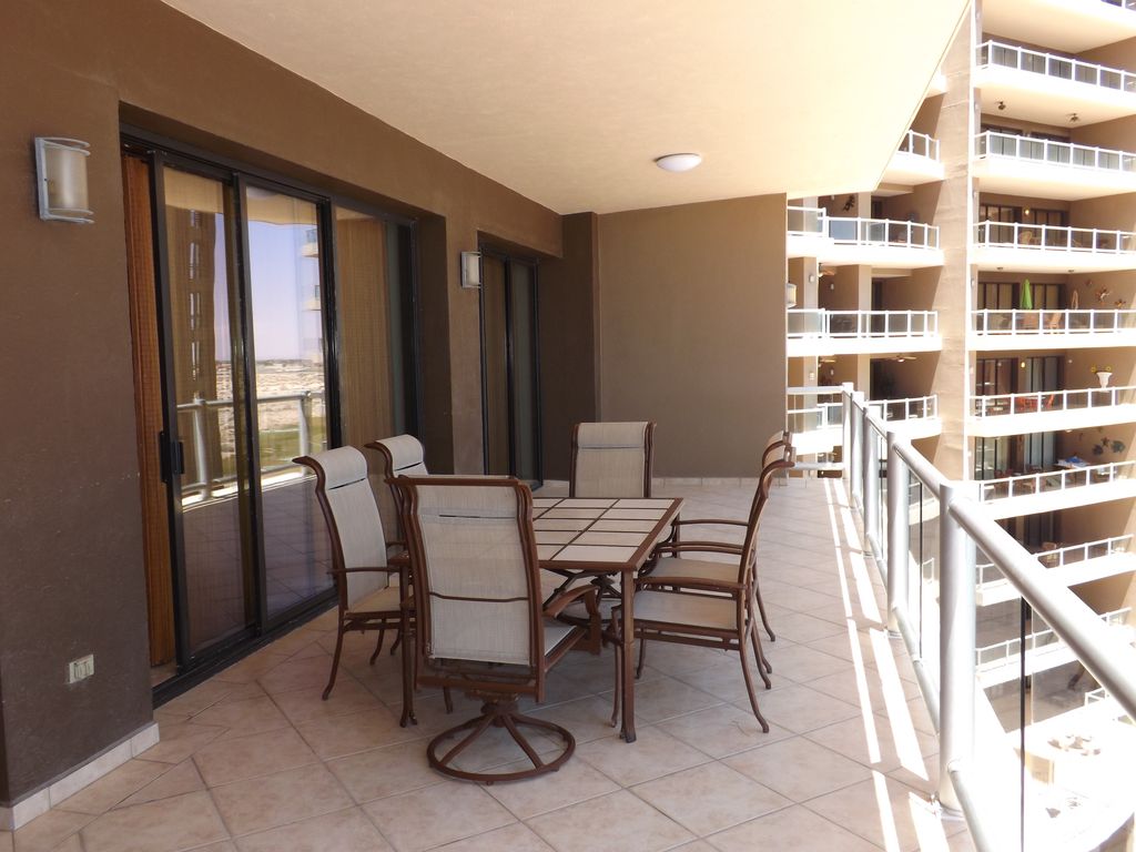 6 person balcony eating area