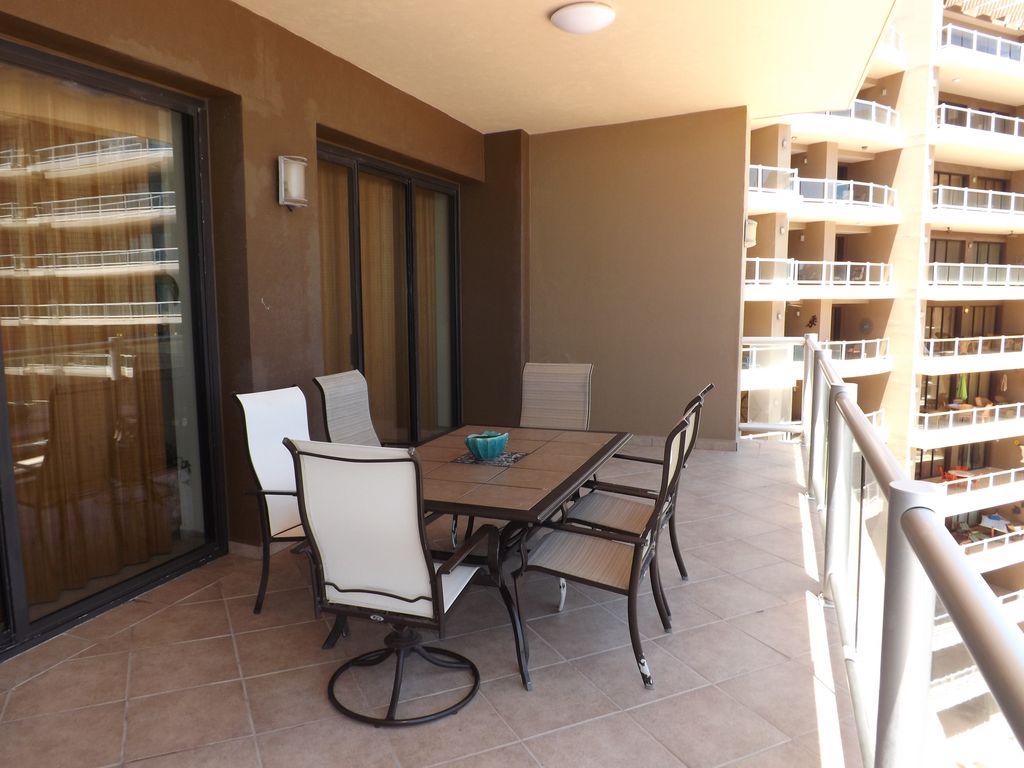 Spacious 6 person eating area on the balcony