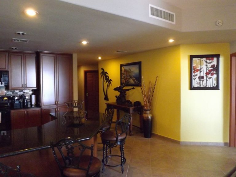 Delightful kitchen bar area